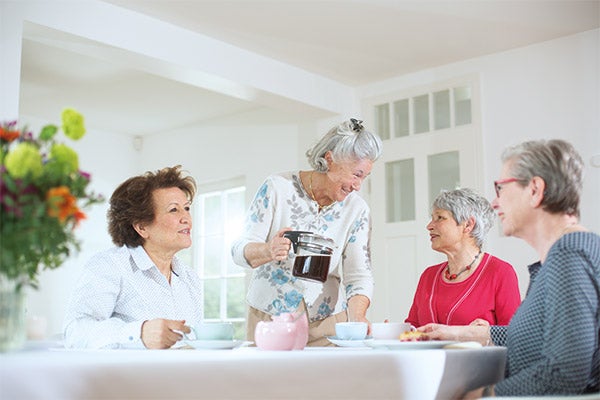 Niereninsuffizienz-Patientin beim Kaffeekranz mit Freundinnen