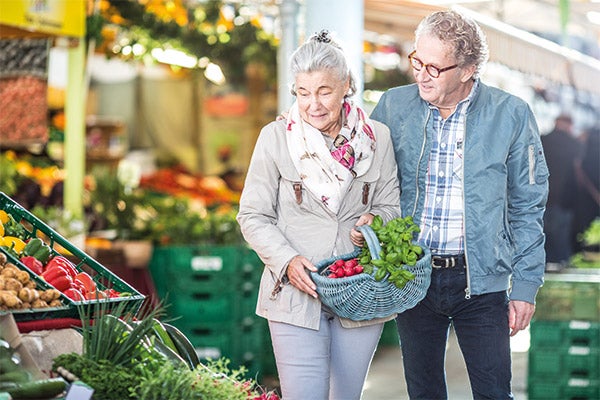 Niereninsuffizienz-Patientin mit Partner auf dem Wochenmarkt: Hier gibt es Vitamine