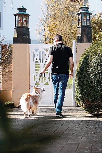 Ein Patient geht mit seinem Hund Gassi.