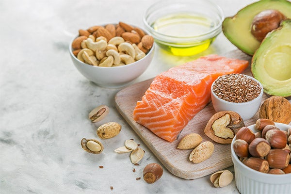 Fette und Öle in Fisch, Nüssen und Avocado als gesunde Nährstoffe in der Ernährungstherapie