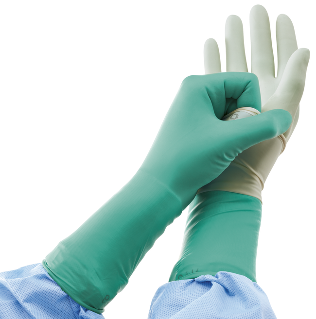 Medical professional wearing  double gloving with B. Braun Vasco® OP Underglove and Vasco® OP Sensitive.