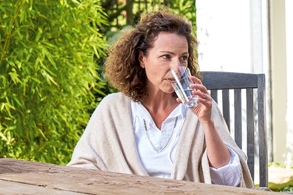 Wichtige Nährstoffe: Frau trinkt Wasser