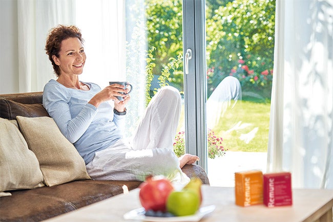 Krebspatientin mit Essen auf Couch