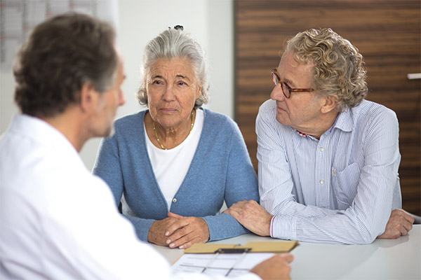 Niereninsuffizienz-Patientin mit Partner beim Arzt