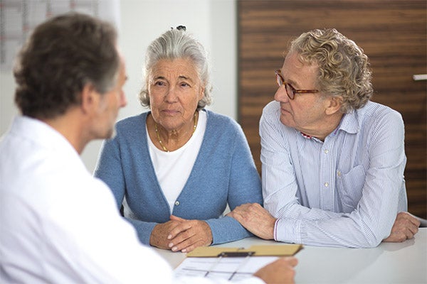 Patientin mit Niereninsuffizienz mit Partner beim Arzt