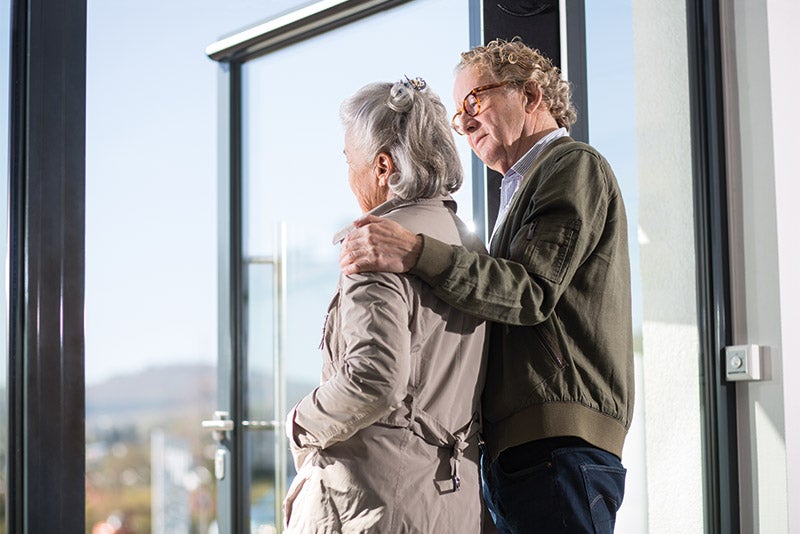 Patientin mit chronischer Niereninsuffizenz am Fenster mit Partner