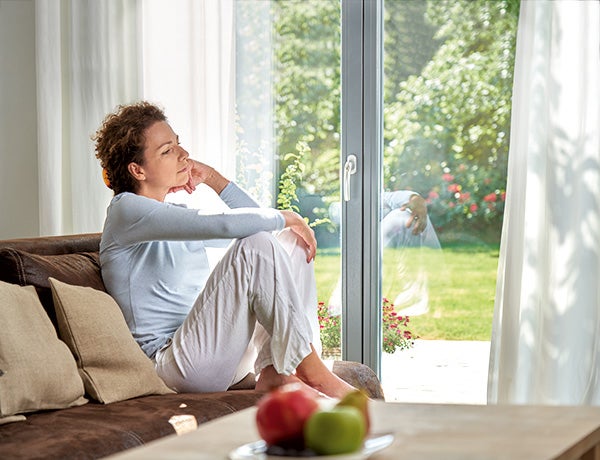 Beispielbild Ernährungstherapie und Psyche Frau sitzt nachdenklich auf Sofa