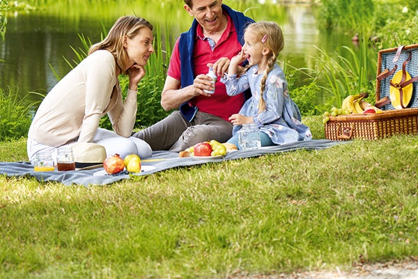 Ernährungstherapie: Krebspatient bei Picknick mit Familie