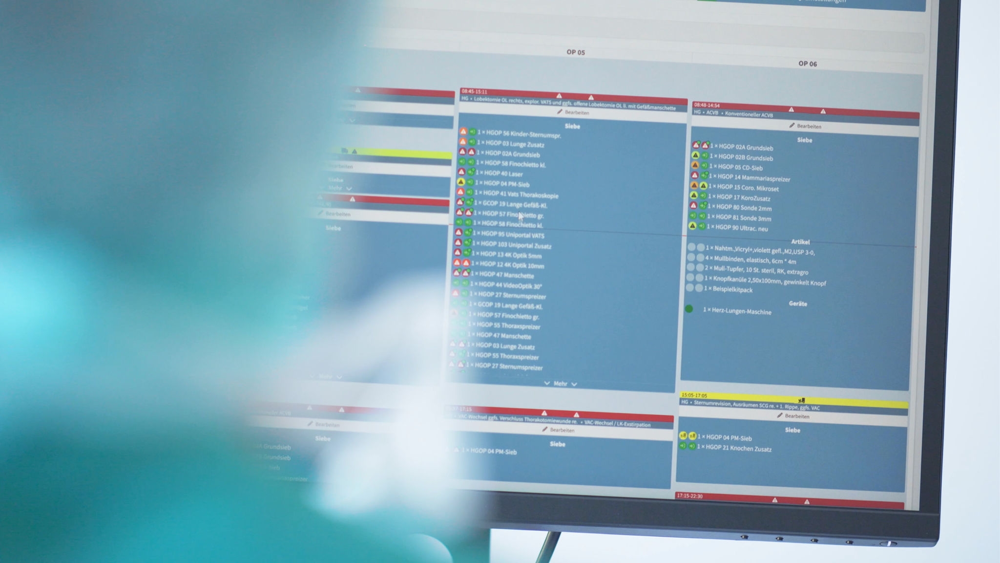 Das Bild zeigt einen Monitor in Nahaufnahme. Ein Programm zur agilen OP-Versorgung ist geöffnet.
