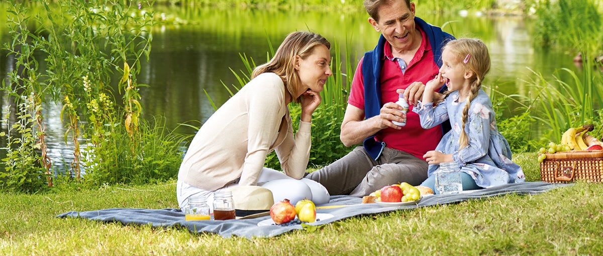 Ernährungstherapie: Krebspatient bei Picknick mit Familie